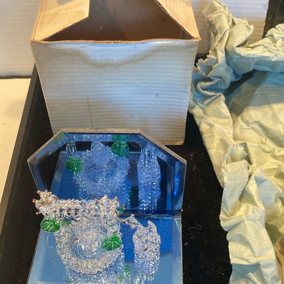 NIB Spun Glass Wishing Well & Swan on Mirror Base - Picture 2 of 7